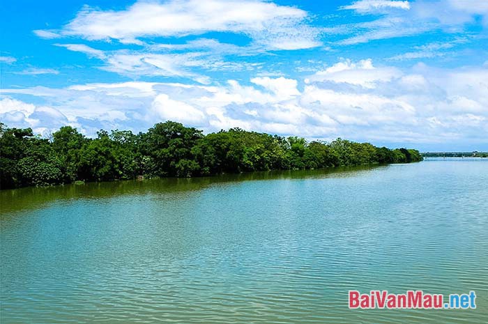 Sông Hương - “một thiên sử thi viết giữa màu cỏ lá xanh biếc”