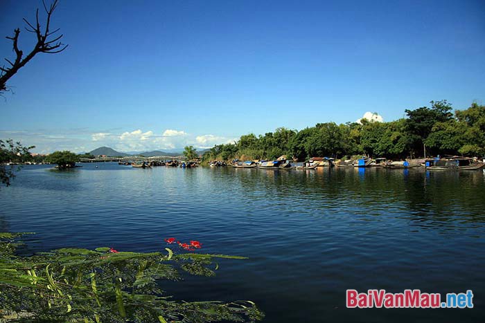 Vẻ đẹp êm đềm thơ mộng xinh xắn của sông Hương