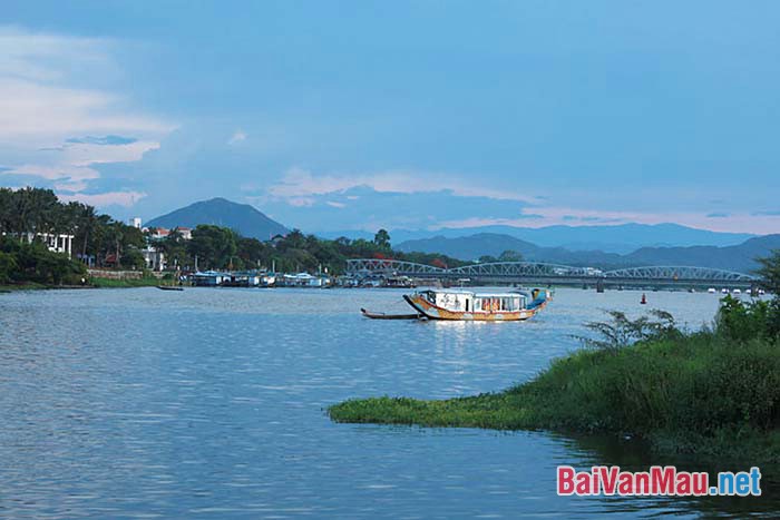 Phong cảnh sông Hương - một bức tranh màu sắc tươi tắn nhưng thanh thoát nhẹ nhàng