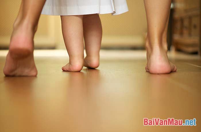 Cảm nhận khổ đầu bài Nói với con của Y Phương: Chân phải bước tới cha ... Ngày đầu tiên đẹp nhất trên đời